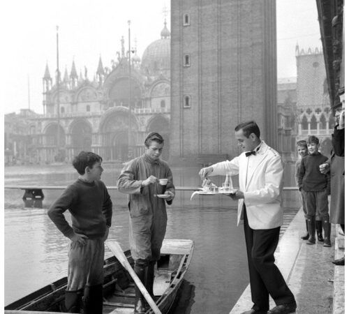 Caffè al Florian in barca con acqua alta in Piazza San Marco, Venezia, anni Sessanta, Archivio Cameraphoto Epoche © Vittorio Pavan, cover